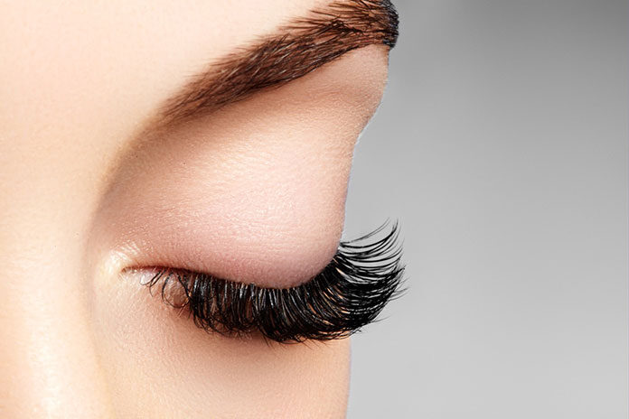 Zadbaj o idealną oprawę oka i wybierz się na przedłużanie rzęs! Poznaj najlepsze metody!