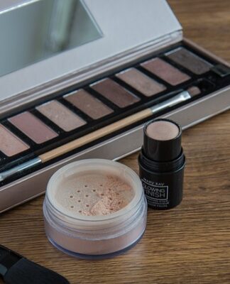 Czy na korektor nakłada się podkład? Czy na korektor nakłada się podkład?