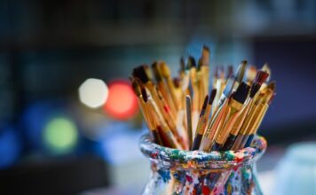 Czy pędzel do podkładu trzeba moczyć?