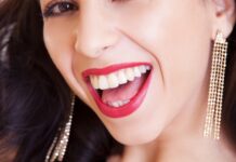 Czym najlepiej nakładać podkład na twarz?