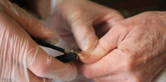 Jak obciąć zgrubiałe paznokcie?