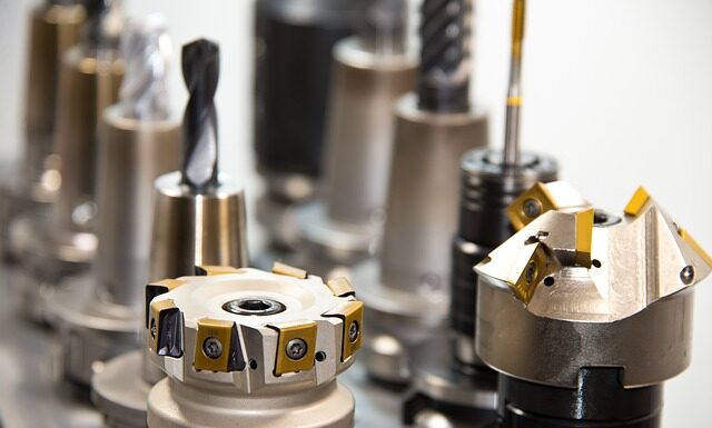 Co stoi obok frezarki? Co stoi obok frezarki?